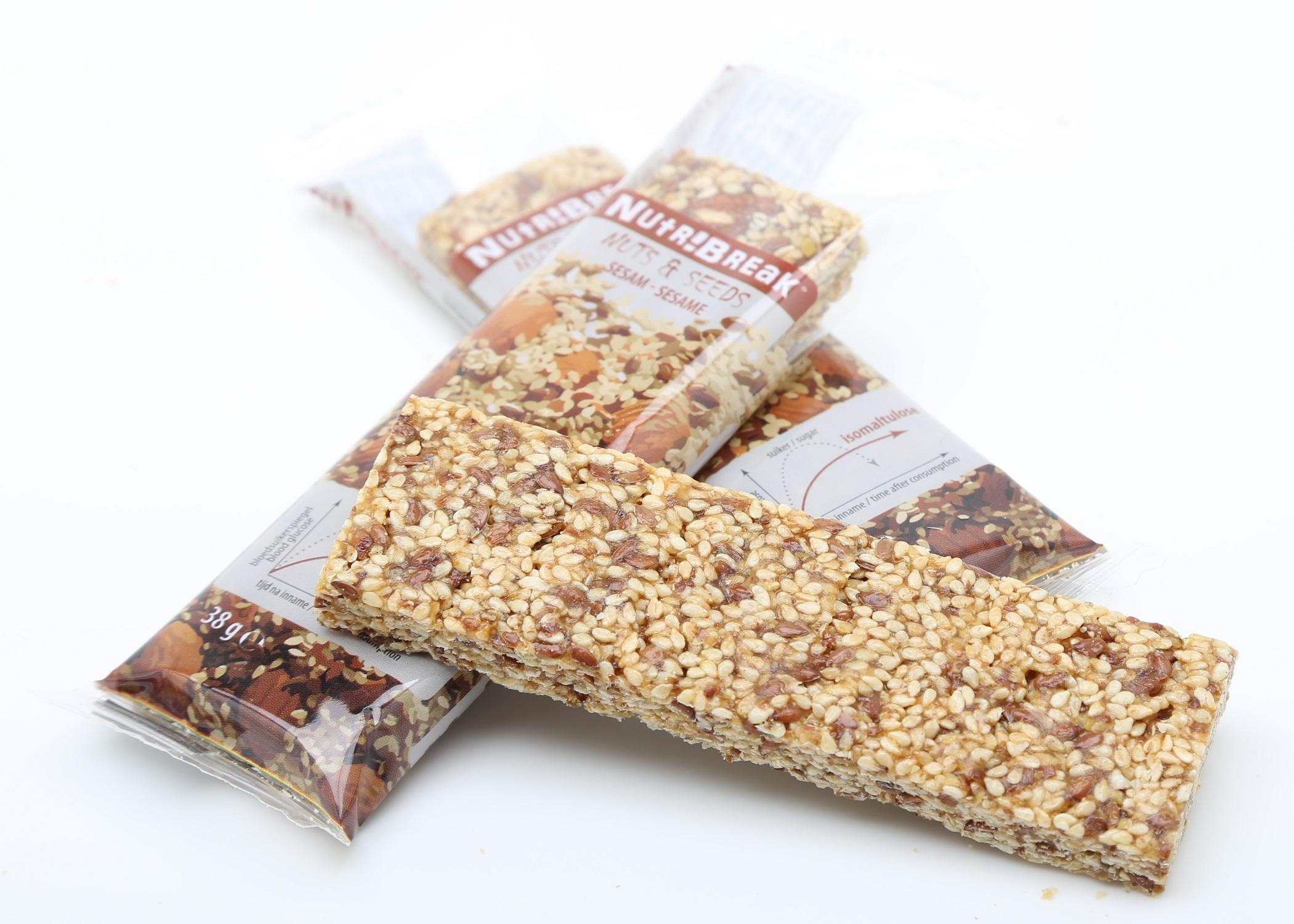 Bar composed of isomaltulose, sesame, almonds and flaxseed